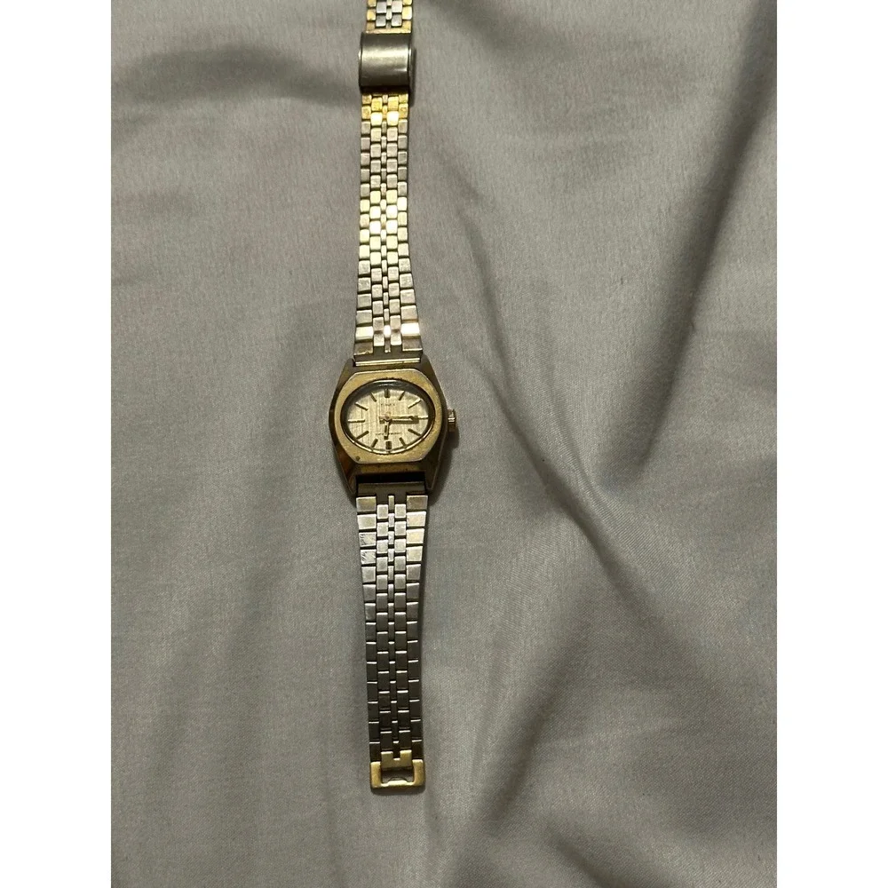 Vintage Timex Women's Watch Gold Tone Water Resistant‎ Analog Wristwatch